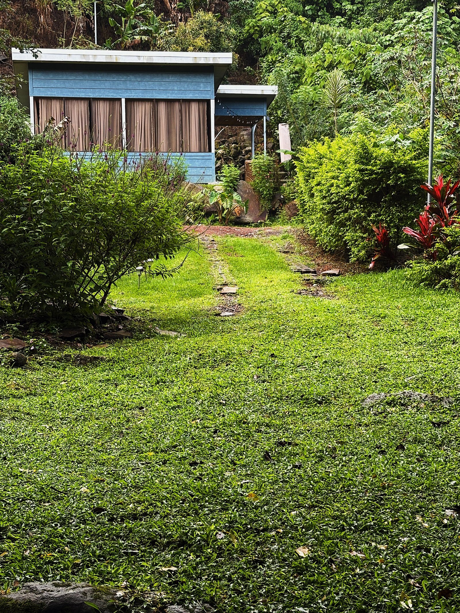 Cabaña en Fraijanes de Poás, Alajuela con fachada de día rodeada de naturaleza